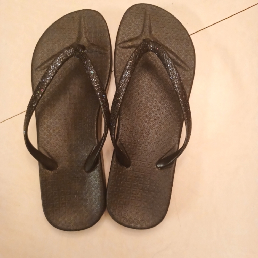 Northcrest Women's Black Flip Flops